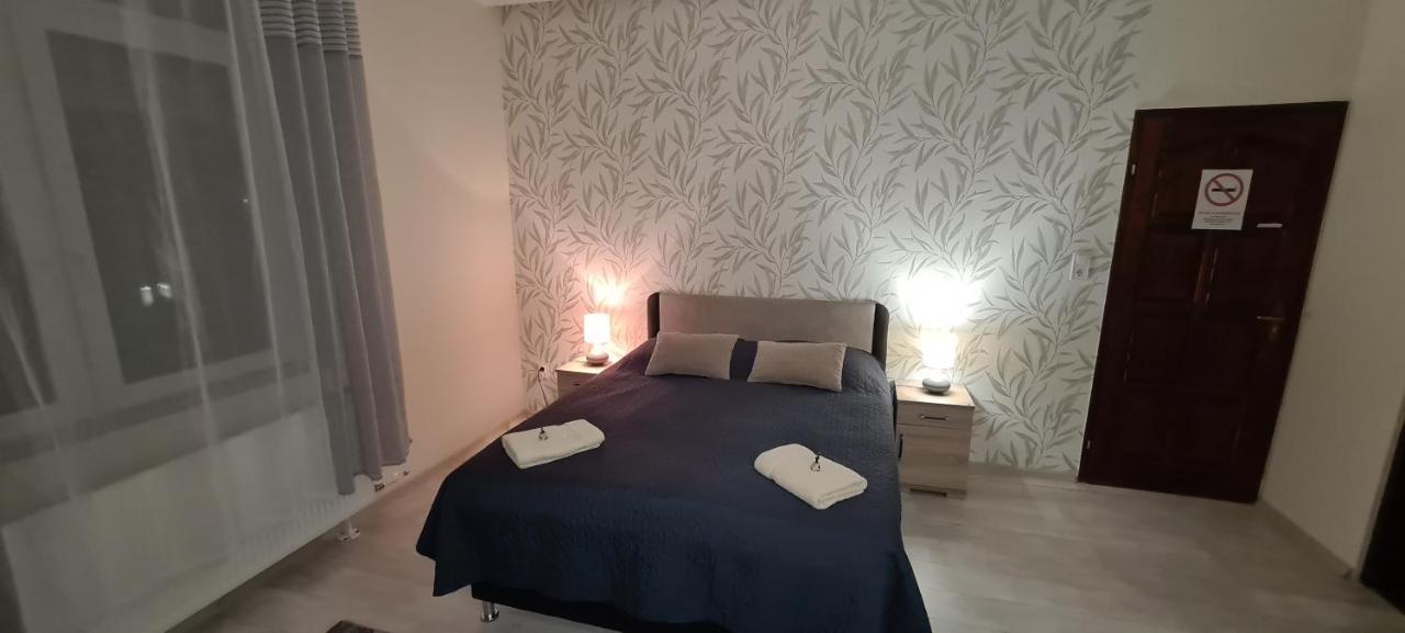 Rozsa Apartmanhaz Szegedin Exterior foto