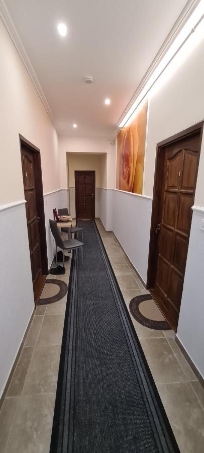 Rozsa Apartmanhaz Szegedin Exterior foto