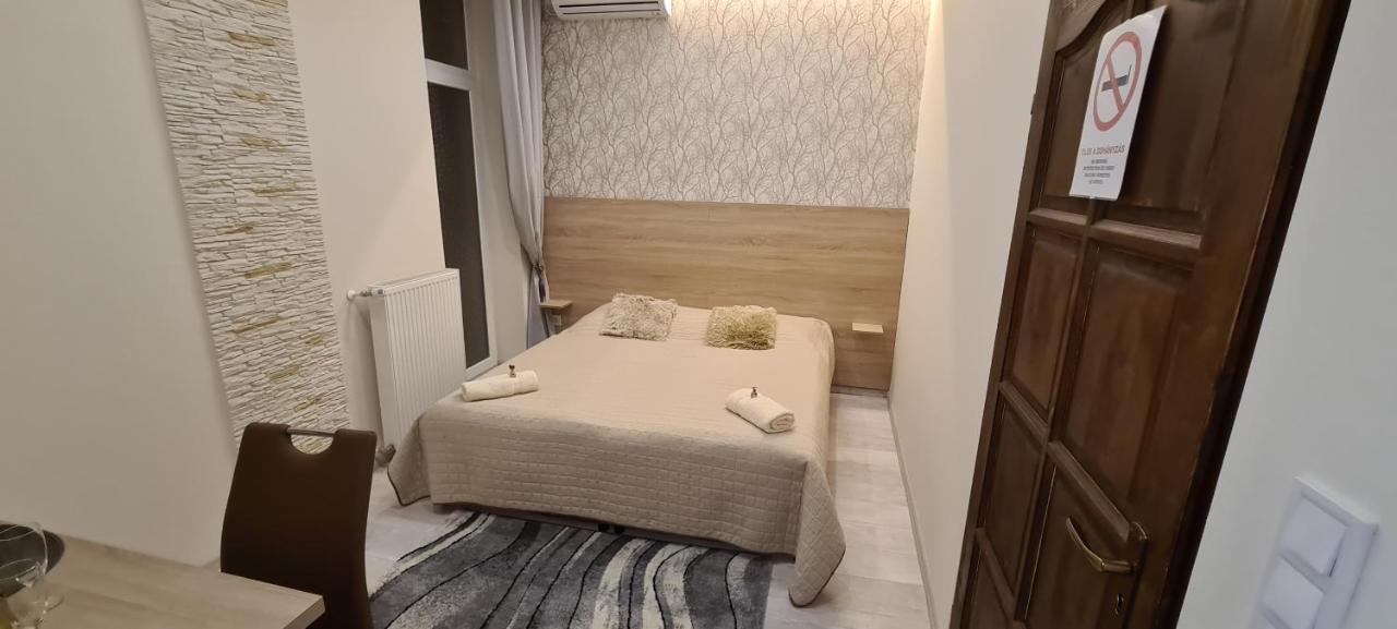 Rozsa Apartmanhaz Szegedin Exterior foto