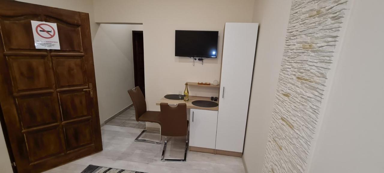 Rozsa Apartmanhaz Szegedin Exterior foto