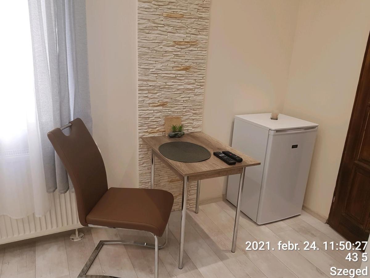 Rozsa Apartmanhaz Szegedin Exterior foto
