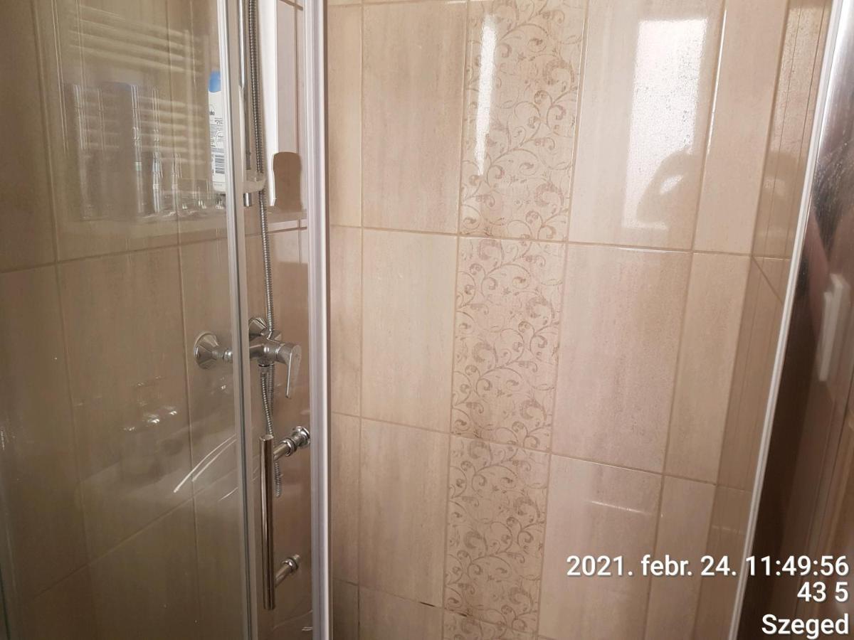 Rozsa Apartmanhaz Szegedin Exterior foto