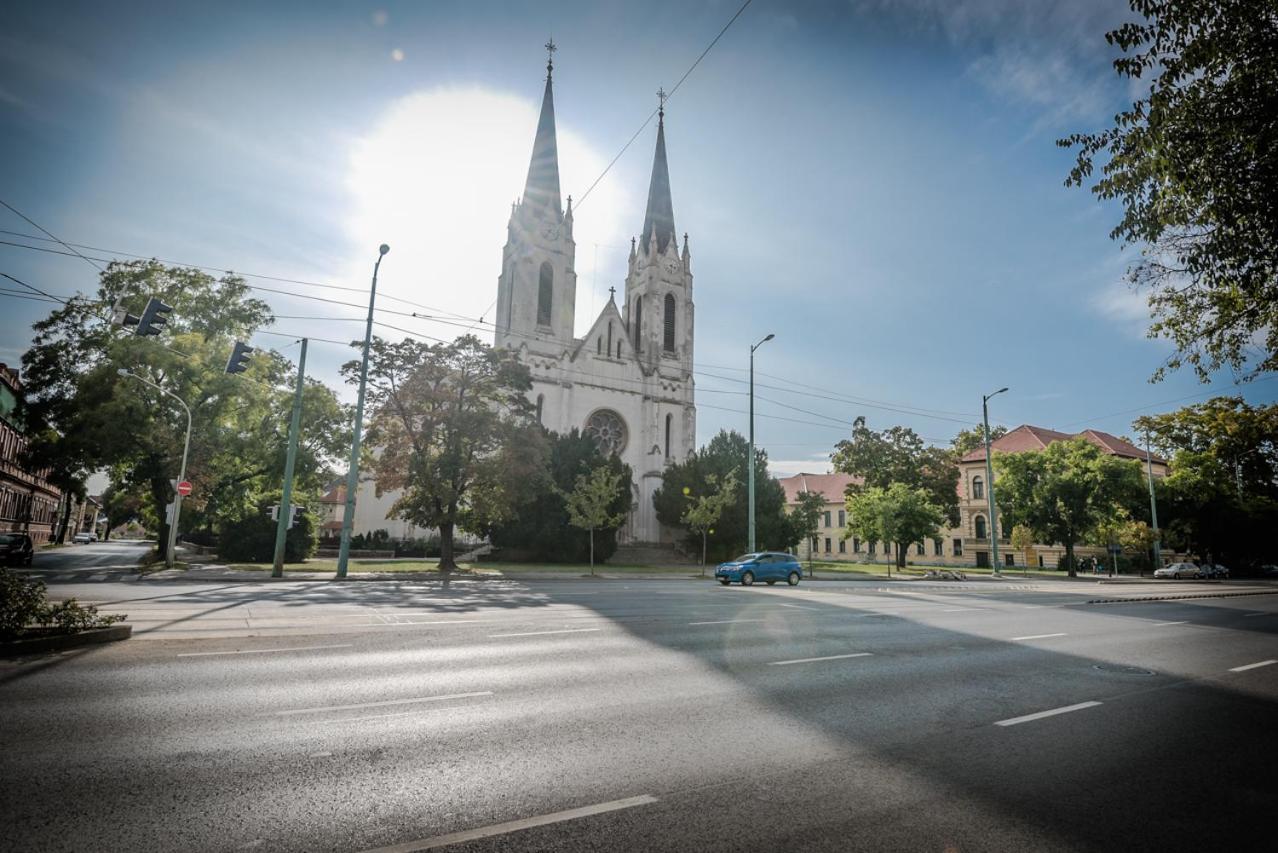 Rozsa Apartmanhaz Szegedin Exterior foto